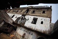 Bangunan Mesjid Pintu Seribu belum selesai. Masjid direncanakan dibuat hingga 5 lantai agar bisa menampung hingga 5000 jemaah. Sedangkan kubahnya akan dibuat sebanyak 9.