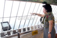 Menparekraf Mari Elka Pangestu menuju pelataran puncak untuk melihat panorama Jakarta. (Gusmun/detikcom).
