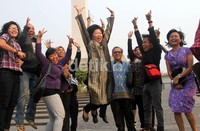 Menparekraf dan rombongan berfoto bersama di depan Monas. (Gusmun/detikcom).