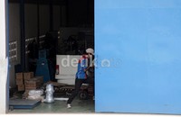 Hanya terlihat beberapa pekerja yang tengah menyelesaikan pekerjaannya.