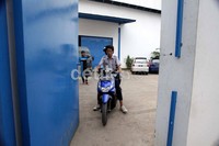 Di pabrik tersebut, dirangkai berbagai mobil dan motor simulator pembuatan SIM yang sedang terjerat kasus korupsi.