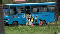 Bus sekolah mengantarkan anak-anak ke mess. Mereka anak-anak TKI yang telah hidup turun temurun di tengah hutan sawit. Andi Saputra/detikcom.
