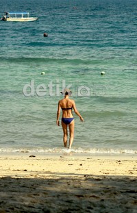 Seorang wisatawan menikmati Pantai Manukan. Jika ingin berlama-lama di pulau ini, wisatawan bisa merogoh kocek sedalam RM 1200 hingga RM 3000 per malam. Andi Saputra/detikcom.