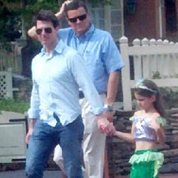 Jalan-Jalan Bareng Tom Cruise, Suri Bergaya ala Princess Ariel