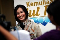 Mantan kekasih Dude Harlino itu tampil santai.