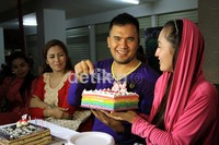 Sosok Indah tiba-tiba muncul untuk memberikan kejutan ulang tahun ke-32 Saipul Jamil di Apartemen Kalibata City, Jakarta Selatan, Selasa (31/07/2012). Herianto Batubara/detikHOT.