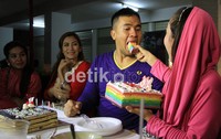 Indah pun memberikan suapan kue ulang tahun pada Saipul. Herianto Batubara/detikHOT.