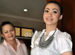 Gaya Kantoran ala Christy Jusung