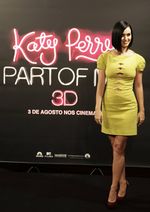 Gaya Simple nan Seksi Katy Perry