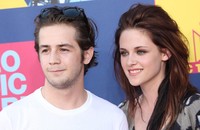 Saat wawancara dengan Vanity Fair pada 2008 lalu, Kristen mengaku berpacaran dengan Michael Angarano lawan mainnya di film Speak (2004). Frederick M. Brown/Getty Images.