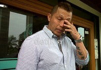 Bang Tigor tampak menangis usai cerai dengan sang istri, Selly Suryani di Pengadilan Agama Jakarta Selatan, Selasa (31/7/2012). Komario Bahar/detikHOT.