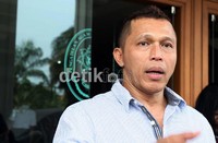 Bintang serial TV Suami-suami Takut Istri itu terlihat sedih meratapi nasibnya kini yang sudah tak lagi menjadi suami dari Selly Suryani Gunawan. Komario Bahar/detikHOT.