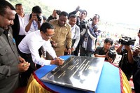 Dirut PLN Nur Pamudji, Bupati Yahukimo Ones Pahabol dan Bupati Jayawijaya John Wempi Wetipo melakukan penandatanganan prasasti tanda dimulainya pembangunan PLTA Baliem 2. (Agus Trimukti/Humas PLN).