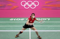 Adriyanti Firdasari berusaha mengembalikan shuttlecock lawan dalam pertandingan yang dihelat di Wembley Arena. Reuters/Bazuki Muhammad.