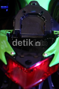Motor ini juga dilengkapi bagasi kecil di bagian tempat duduk belakang.