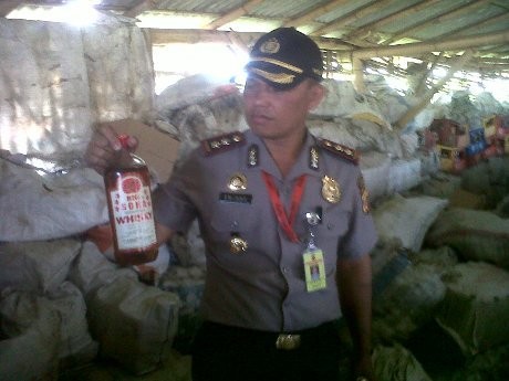 Gudang Miras Oplosan di Garut Digerebek, 3 Orang Ditangkap