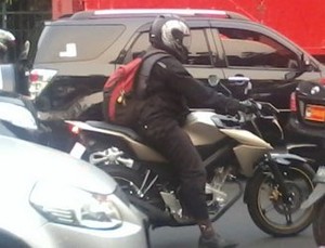 Sisi Samping Yamaha V-Ixion Kejepret Kamera