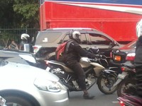 Gambar kurang jelas soalnya jepret memakai HP, tapi lumayan jelas lah penampakan motornya, ujar Sandy Ferdian, Otolovers pengirim spyshot ini.