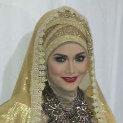 Busana Muslim Bernuansa Emas Krisdayanti