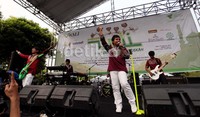 Wali sukses menghibur penggemarnya dalam acara Road Show Wali Cari Berkah Ayo Sedekah di Masjid Pondok Indah, Jakarta, Rabu (1/8/2012).