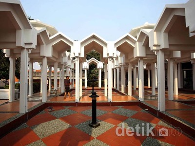 Di Masjid Ini, Para Musafir Sedunia Sholat&Berdoa