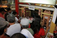 Setiap bulan Ramadan, masjid yang berlokasi di Jl Gading, Surabaya, tersebut selalu menyediakan takjil gratis.