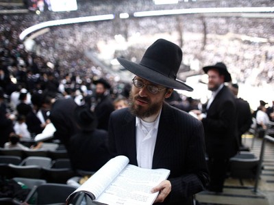 Saat Yahudi Ortodoks Usai Belajar Kitab Talmud