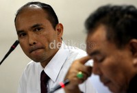 Hotasi Nababan menyimak keterangan yang disampaikan Guntur Aradea. (Ramses/detikcom).