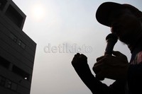 Aksi solidaritas para pekerja ini menolak pemutusan hubungan kerja (PHK) sepihak terhadap 175 karyawan PT Audio Sumitomo Techno Indonesia (ASTI) Semarang, termasuk enam pengurus FSPMI Semarang.