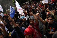 Para demonstran juga mendesak agar status pekerja kontrak (PKWT) yang dinilai melanggar aturan tenaga kerja menjadi pekerja tetap (PKWT).