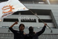 Para pekerja juga menilai PT ASTI Semarang melanggar hak pekerja untuk berserikat dan berunding bersama, karena itu para pekerja meminta agar Perjanjian Kerja Bersama (PKB) harus segera disepakati.
