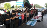 Massa Ampera menggelar salat gaib dan doa bersama di bawah kolong fly over. (M Nur Abdurahman/detikcom).