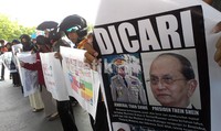 Massa peserta aksi peduli ini membawa foto Presiden Myanmar Thien Shein dan pimpinan junta militer Myanmar Jenderal Than Shwe. (M Nur Abdurahman/detikcom).