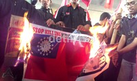 Massa membakar bendera Myanmar dan foto pimpinan Myanmar sebagai bentuk kutukan atas pembantaian etnis muslim Rohingya di Myanmar. (M Nur Abdurahman/detikcom).