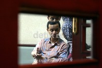 Dhana berbincang dengan istrinya di ruang terdakwa Pengadilan Tipikor, Jakarta. (Ramses/detikcom).