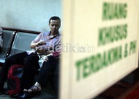 Dhana menunggu sidang dimulai di ruang terdakwa. Sidang lanjutan ini dengan agenda mendengarkan keterangan saksi. (Ramses/detikcom).
