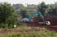 Tampak alat berat sedang mengeruk tanah di kawasan Bintaro, Kamis (2/8/2012).  Ini untuk normalisasi Kali Pesanggrahan dan mencegah banjir di kawasan itu, kata Kepala Dinas Pertamanan dan Pemakaman DKI Jakarta, Catharina Suryowati.