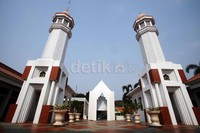 Masjid Nurul Barkah dibangun dengan arsitektur gaya Timur Tengah pada 1987. Letak tepatnya berada di antara jalan akses menuju Terminal I untuk penerbangan domestik dan Terminal II untuk penerbangan mancanegara.