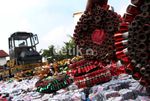 Ribuan Petasan dan Miras Dihancurkan