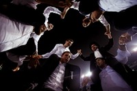 Para Rabi muda ini merayakan 7,5 tahun belajar Talmud dengan menari dan berdoa.(Foto: REUTERS/Eric Thayer)