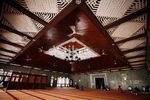 Di Masjid Ini, Para Musafir Sedunia Sholat&Berdoa