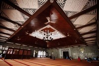Masjid ini berdiri di lahan seluas 3.600 meter persegi dan mampu menampung 4.000 orang.