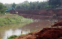 Berdasarkan informasi yang dikumpulkan detikcom,  TPU Tanah Kusir yang berdiri sejak 1975 ini sudah semakin menyusut sisa lahan terbukanya. Tidak heran kalau dibuka opsi pemakaman ditumpuk. Maksudnya, satu lubang bisa diisi jenazah baru setelah beberapa lama.