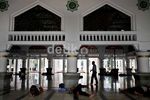Di Masjid Ini, Para Musafir Sedunia Sholat&Berdoa