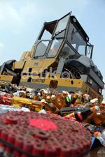 Ribuan Petasan dan Miras Dihancurkan