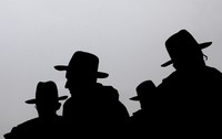 90.000 Yahudi Ortodoks berkumpul di sini. Menurut estimasi Heilman dan Friedman, populasi Yahudi Ortodoks di seluruh dunia sekitar 13,5 juta orang. (Foto: REUTERS/Eric Thayer)