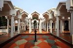 Di Masjid Ini, Para Musafir Sedunia Sholat&Berdoa