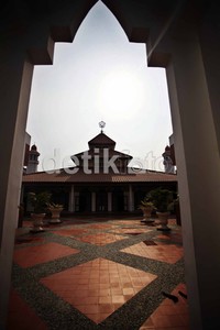 Pada 1997, musala yang sudah berbentuk masjid itu diperluas lagi. Caranya ditarik beberapa meter ke samping kiri, kanan, depan, dan belakang masjid. Luas Masjid Nurul Barkah saat ini mencapai 3.600 meter persegi.