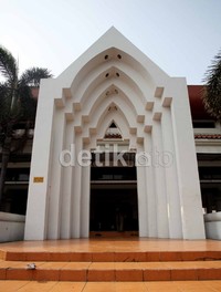 Bahkan dari hasil infak jamaah, Yayasan Nurul Barkah tiap bulan rutin memberi beasiswa kepada 50 siswa SMP dan SMA berprestasi di sekitar bandara.