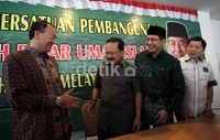 Suryadharma Ali berjabat tangan dengan Fauzi Bowo (Foke). Bagi Suryadharma, jam terbang Foke dalam mengurus Jakarta patut diperhitungkan.